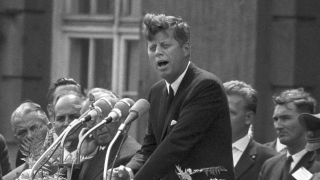 Σαν σήμερα 26 Ιουνίου 1963:  Ο Αμερικανός πρόεδρος Τζον Κένεντι επισκέπτεται το διαιρεμένο Βερολίνο