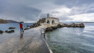 Έκτακτο δελτίο ΕΜΥ: «Πορτοκαλί» συναγερμός για ραγδαία επιδείνωση του καιρού σ’ αυτές τις περιοχές – Πού θα χτυπήσουν άγρια μπουρίνια, κεραυνοί και χαλάζι, πόσο θα κρατήσουν;
