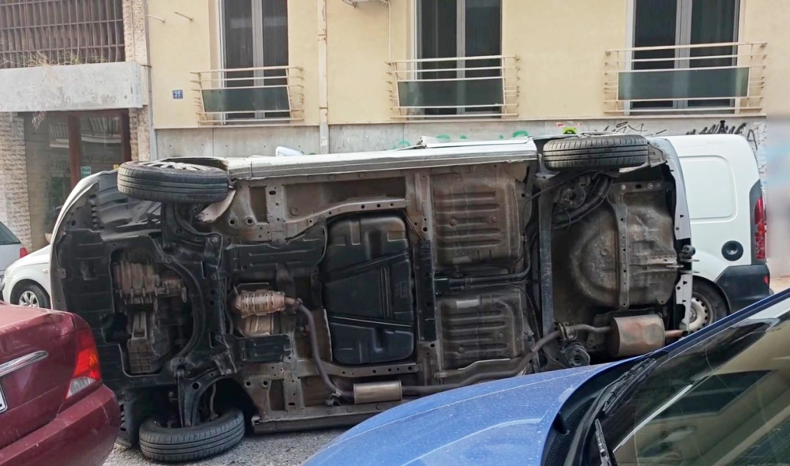 Τροχαίο-σοκ στην Πλατεία Κολιάτσου: «Τούμπαρε» αυτοκίνητο μετά από σφοδρή σύγκρουση – Έγκλωβισμένος ο οδηγός!
