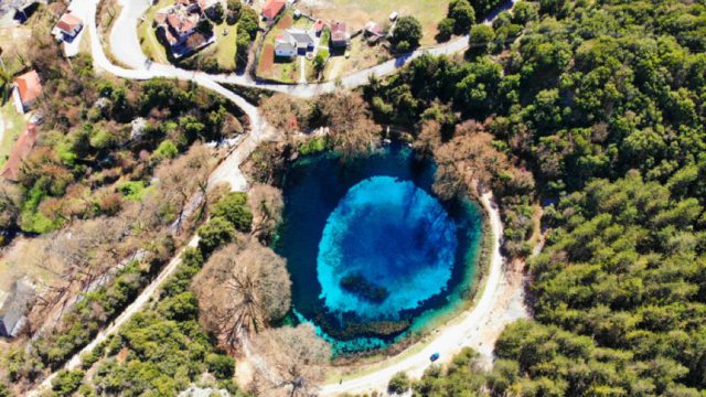 Λίμνη Πηγών Λούρου: Εκεί όπου το νερό γεννά ένα τοπίο βγαλμένο από παραμύθι