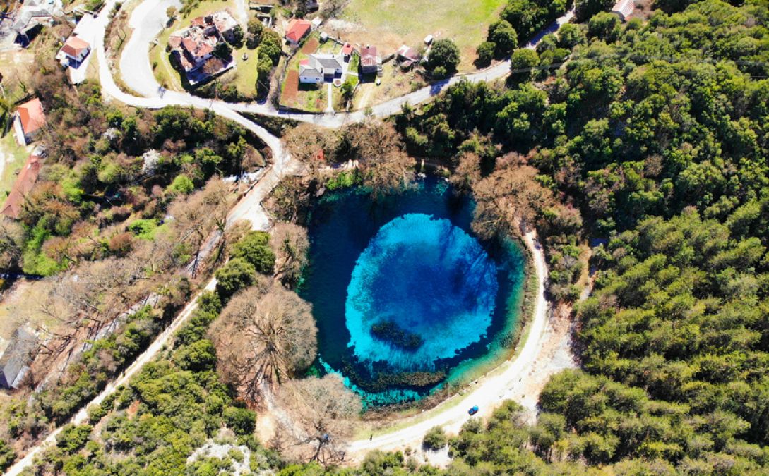 Λίμνη Πηγών Λούρου: Εκεί όπου το νερό γεννά ένα τοπίο βγαλμένο από παραμύθι