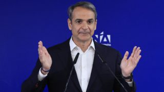 «Τσουνάμι» εκατομμυρίων από το Μαξίμου και τον Μητσοτάκη: Δείτε ποια χαράτσια σβήνουν!