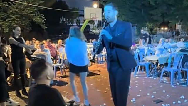 Και τα σίδερα κάποιες φορές λυγίζουν: Η συγκινητική αφιέρωση του Άρη Μουγκοπέτρου στον φίλο του σε αναπηρικό αμαξίδιο