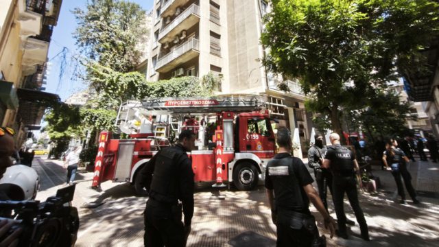 Συναγερμός στην Ομόνοια: Φωτιά σε ξενοδοχείο – Επιχείρηση απεγκλωβισμού ατόμων από τα μπαλκόνια