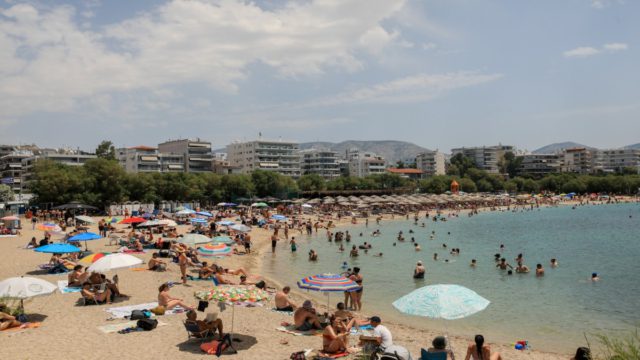 Ο χάρτης της ξαπλώστρας: Από 5 έως 370 ευρώ το κόστος για μια βουτιά στην Αττική – Αυτά είναι τα μέρη που καίνε