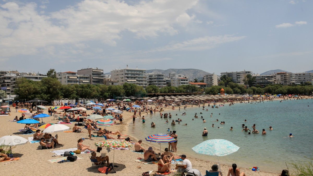 Ο χάρτης της ξαπλώστρας: Από 5 έως 370 ευρώ το κόστος για μια βουτιά στην Αττική – Αυτά είναι τα μέρη που καίνε
