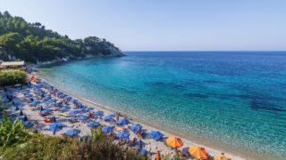 Παραλίες-«αστακός» από το Υπουργείο Οικονομικών: Τέλος οι επιτόπιες αυτοψίες – Drones και δορυφόροι θα «σφραγίζουν» αυθαίρετες ξαπλώστρες και θα ρίχνουν 4πλάσια πρόστιμα!