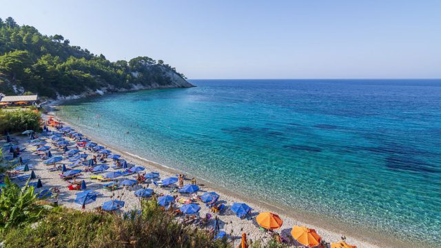 Παραλίες-«αστακός» από το Υπουργείο Οικονομικών: Τέλος οι επιτόπιες αυτοψίες – Drones και δορυφόροι θα «σφραγίζουν» αυθαίρετες ξαπλώστρες και θα ρίχνουν 4πλάσια πρόστιμα!