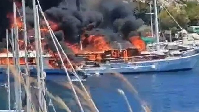 Φωτιά-σοκ στο λιμάνι των Παξών: Τουριστικό σκάφος τυλίχθηκε στις φλόγες και η φωτιά επεκτάθηκε σε δεύτερο
