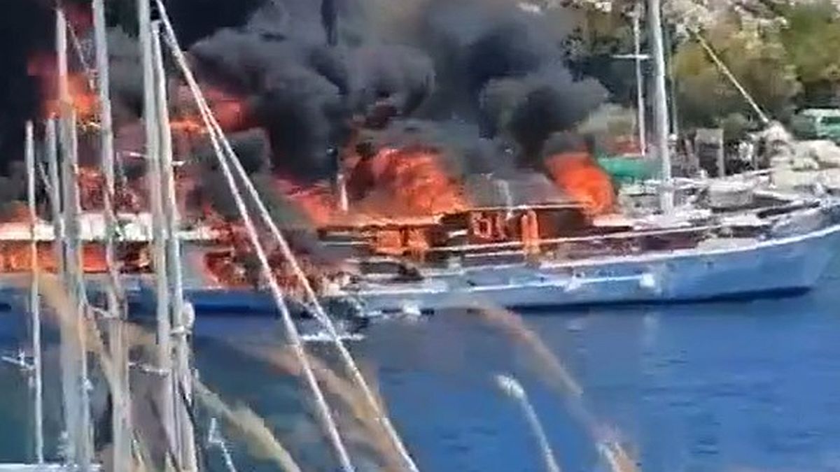 Φωτιά-σοκ στο λιμάνι των Παξών: Τουριστικό σκάφος τυλίχθηκε στις φλόγες και η φωτιά επεκτάθηκε σε δεύτερο