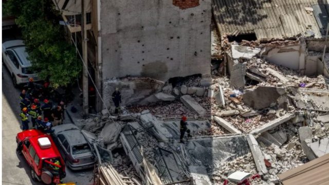 Κατάρρευση πολυκατοικίας στα Πετράλωνα: Σώοι οι ένοικοι – Συνεχίζονται οι έρευνες στα συντρίμμια