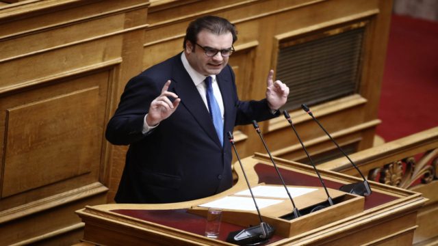 Πιερρακάκης τώρα στην Βουλή: «Ανάσα» για 100.000 δανειολήπτες – Παραγραφή άδικων τόκων και μειώσεις δόσεων έως 300 ευρώ