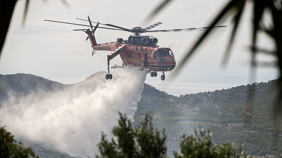 Μεγάλη φωτιά τώρα στη Στυλίδα! Μάχη με τις φλόγες και τους ισχυρούς ανέμους – Σηκώθηκαν αεροσκάφη και ελικόπτερο!
