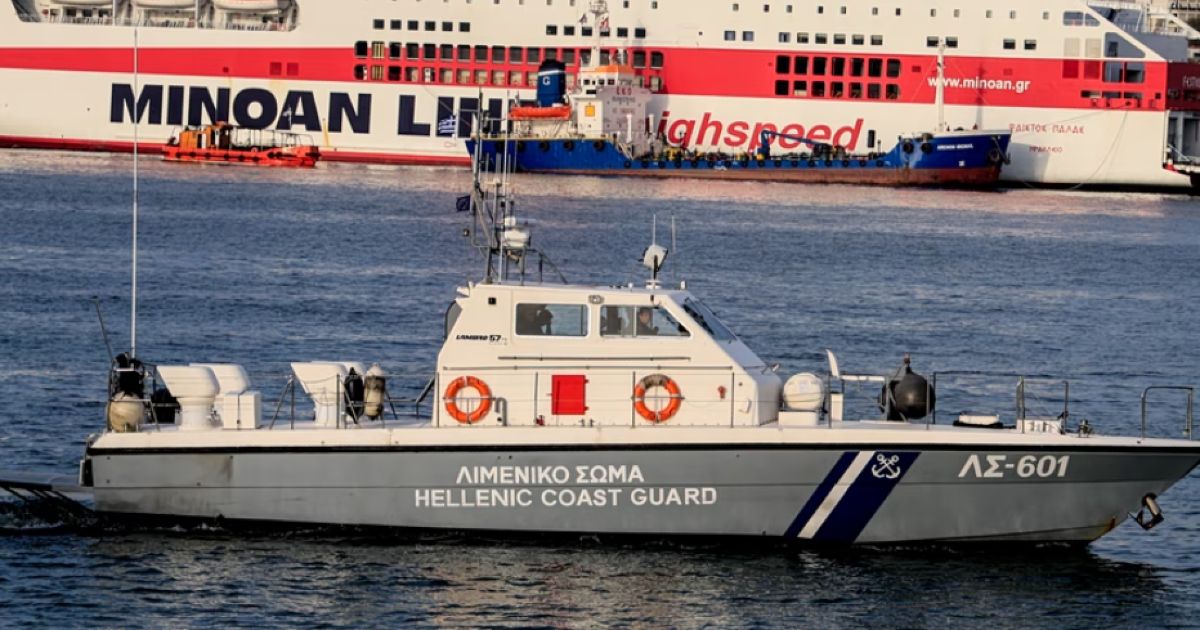 Συναγερμός στον Πειραιά: Όχημα έπεσε στη θάλασσα στο λιμάνι