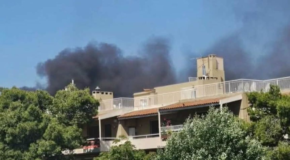 Συναγερμός στην Αγία Παρασκευή: Φωτιά σε υπόγειο γκαράζ