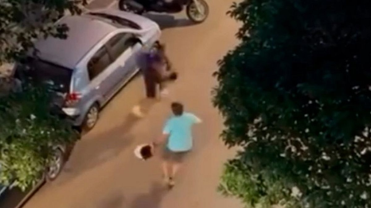 Άγριο ξύλο με κράνη στη μέση του δρόμου στα Σεπόλια: Αναβάτες πιάστηκαν στα χέρια για την προτεραιότητα – Σοκάρει το βίντεο-ντοκουμέντο!