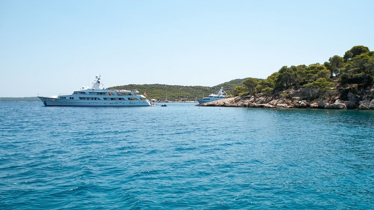 Θρίλερ στις Σπέτσες: 45χρονος καπετάνιος υδροφόρας έχασε τον έλεγχο και άρχισε να «διαλύει» το ίδιο του το πλοίο στη Ντάπια!
