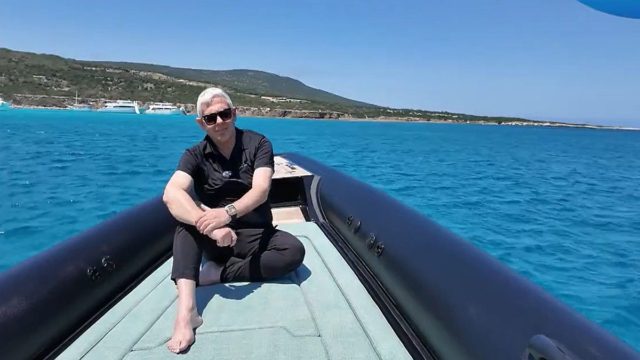 Οι «Εικόνες» με τον Τάσο Δούση στην Πάφο: Βuggy στον Ακάμα, ηλιοβασίλεμα στο ναυάγιο και βουτιές στην κυπριακή Βlue Lagoon