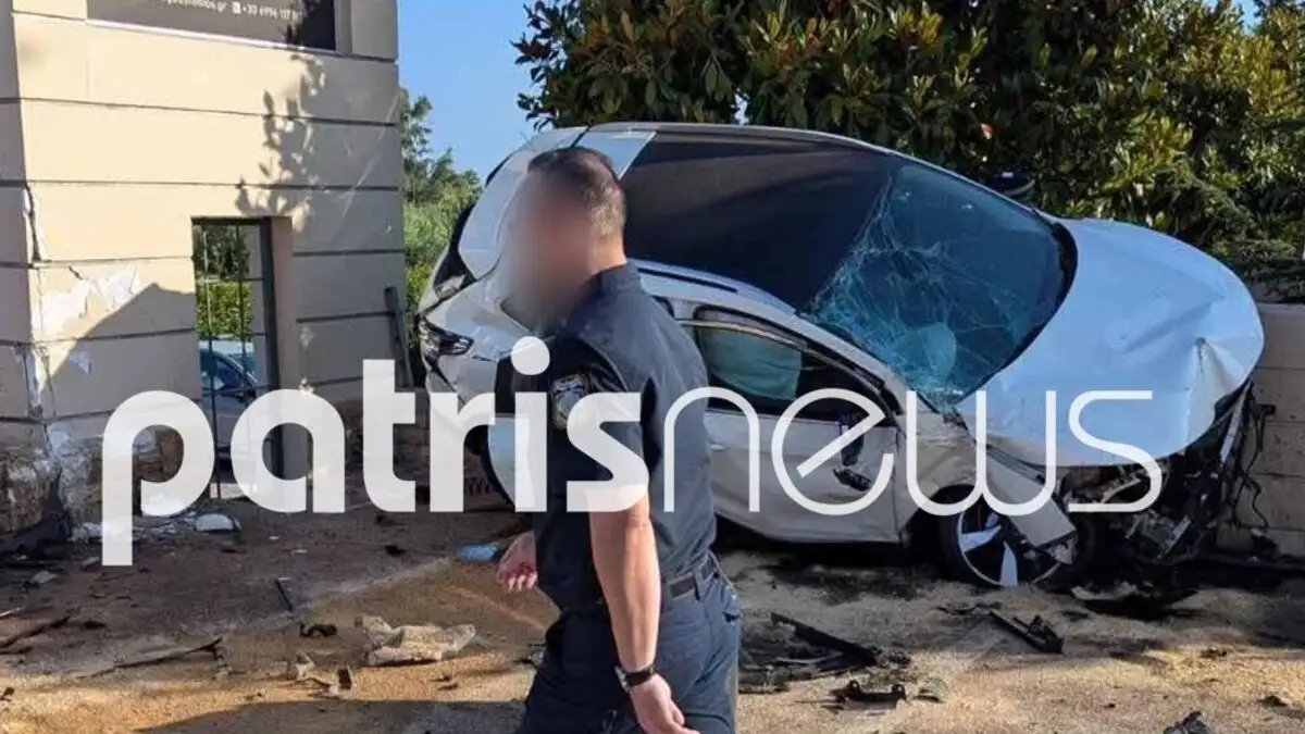 Άγιο είχε: Αυτοκίνητο στην Ηλεία καρφώθηκε σε μαντρότοιχο και έμεινε να «κρέμεται» στο κενό
