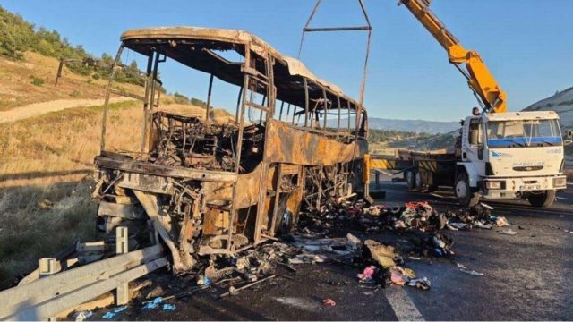 Μαύρο Μπαϊράμ στην Τουρκία: Λεωφορείο καρφώθηκε σε μπάρες και κάηκε ολοσχερώς – Ξεκληρίστηκε οικογένεια με βρέφος 8 μηνών