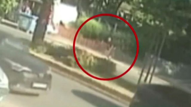 Απόδραση-θρίλερ στον Κορυδαλλό: Δείτε το βίντεο της στιγμής που ο 48χρονος Αλβανός κρατούμενος δραπετεύει από τις φυλακές
