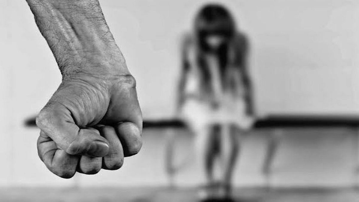 Ζαχάρω: Εισέβαλε στο μπάνιο και την κακοποίησε μπροστά στα μάτια των ανήλικων παιδιών τους — Σοκ από τη νέα καταγγελία ενδοοικογενειακής βίας