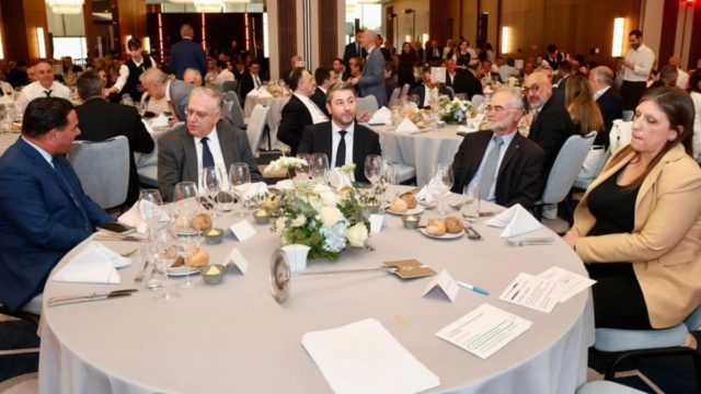 «Πάγωσε» το τραπέζι: Γεωργιάδης, Ανδρουλάκης και Κωνσταντοπούλου δίπλα δίπλα χωρίς να μιλιούνται