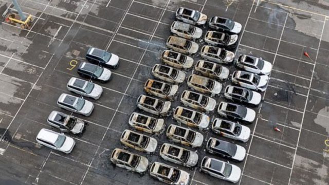 Φωτιά-κόλαση σε λιμάνι: 33 SUV έγιναν στάχτη μέσα σε λίγες ώρες