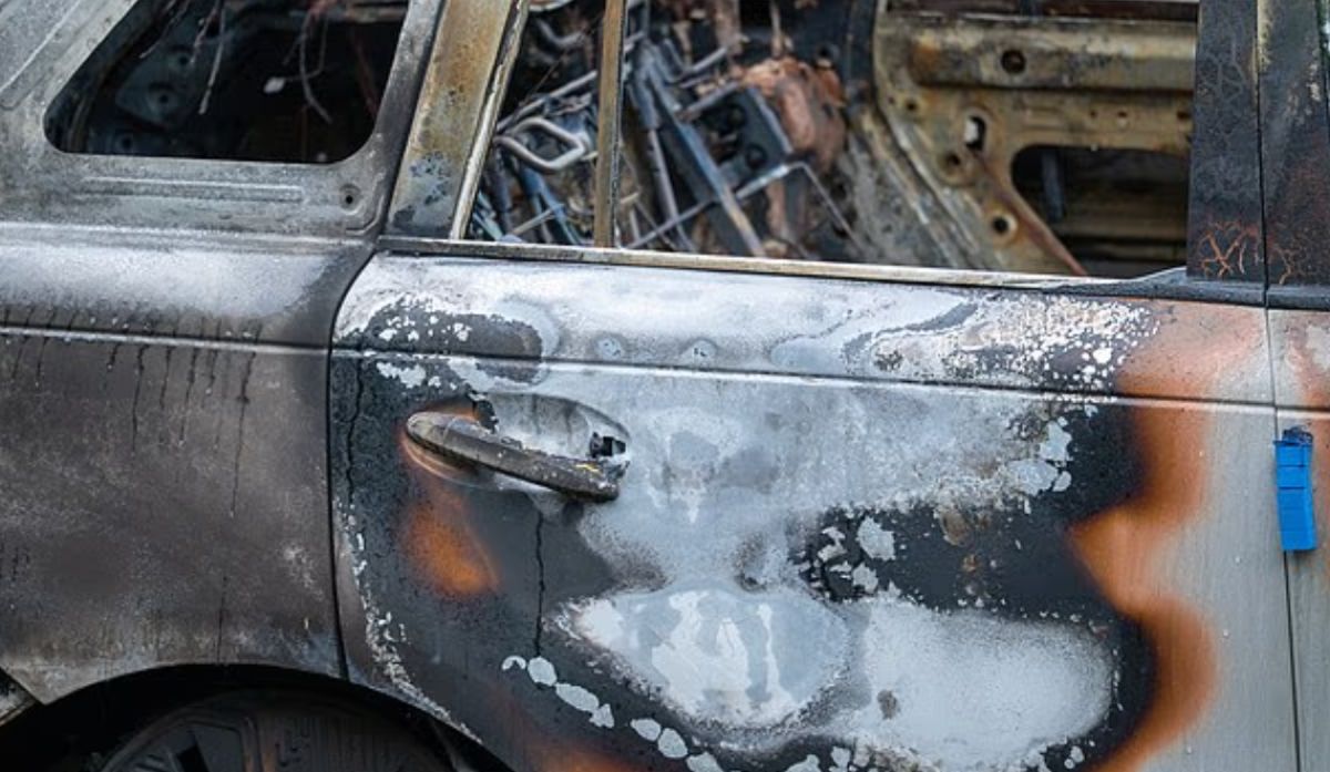 Κόλαση φωτιάς σε πάρκινγκ αυτοκινήτων: 33 SUV παραδόθηκαν στις φλόγες