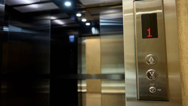 Τελευταία ευκαιρία: Λήγει την Τρίτη η προθεσμία για την απογραφή ανελκυστήρων – «Τσουχτερά» πρόστιμα έως 5.000 ευρώ για τους παραβάτες!