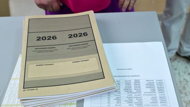 Αγωνία μετά τα σημερινά θέματα των Πανελλαδικών: Μαθηματικά «για γερά νεύρα», απαιτητικά τα Αρχαία – Δείτε τις απαντήσεις