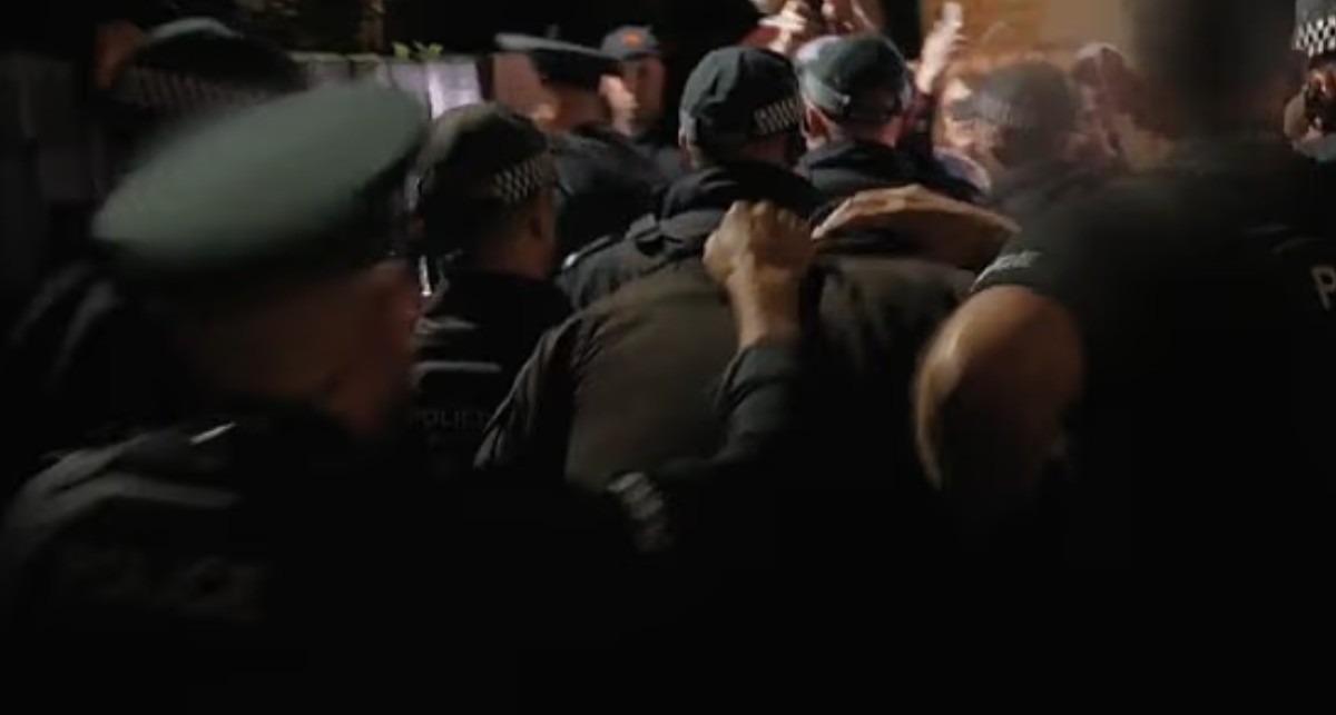 Βόρεια Ιρλανδία: Η στιγμή που η αστυνομία απομακρύνει παιδόφιλο από εξαγριωμένους κατοίκους