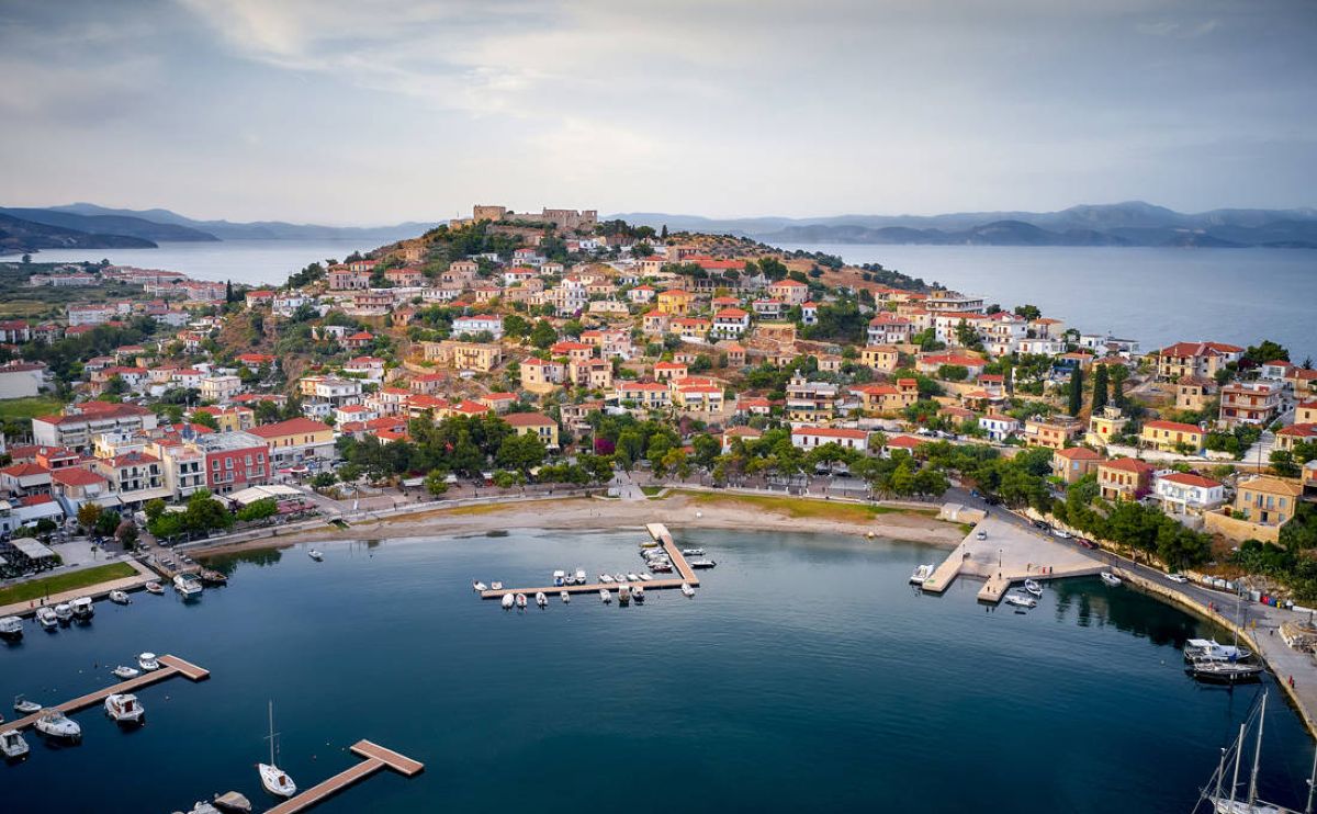 Ο φάρος, το κάστρο και το χαμένο νησί της Πελοποννήσου που αξίζει να ανακαλύψεις
