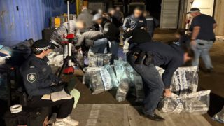 Σοκ με κύκλωμα ναρκωτικών: Εντοπίστηκαν 3 τόνοι κρυμμένης κοκαΐνης αξίας μισού δισεκατομμύριου ευρώ σε υπόγεια κρύπτη μονοκατοικίας