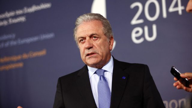 Σεισμός στο πολιτικό σκηνικό: Ένταλμα σύλληψης για τον Δημήτρη Αβραμόπουλο για το Qatargate