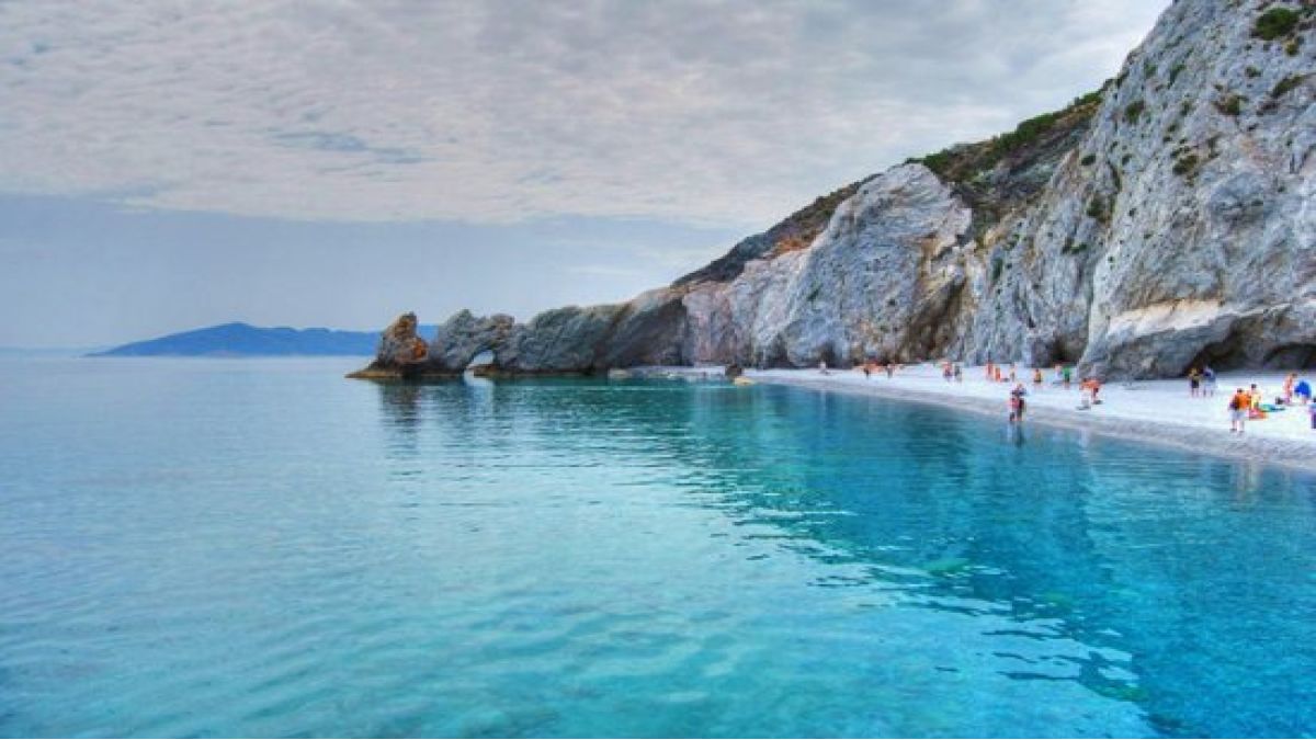Μοναδικά νερά στην παραλία Λαλάρια της Σκιάθου 