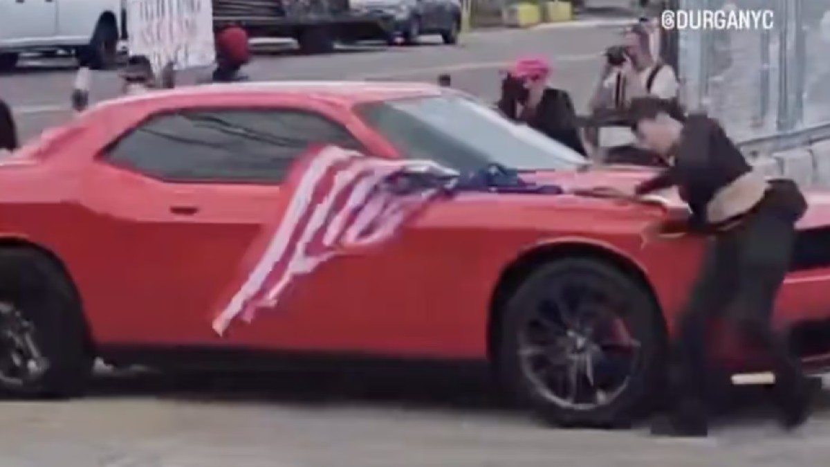 Απίστευτες εικόνες στις ΗΠΑ: Διαδηλώτρια εκσφενδονίζεται μετά από σύγκρουση με όχημα
