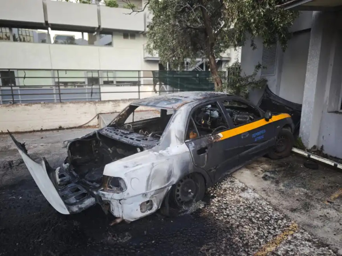 Νύχτα τρόμου στην Κηφισίας: Κουκουλοφόροι έβαλαν φωτιά σε υπηρεσιακά οχήματα