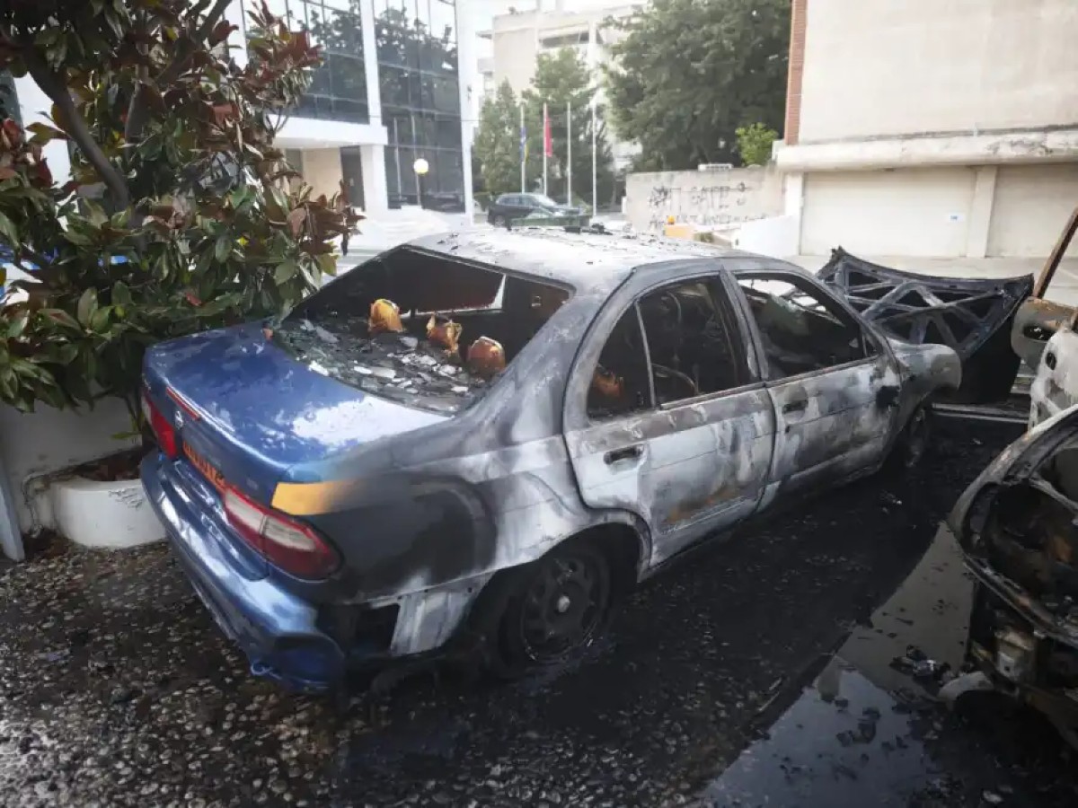 Μαρούσι: Εμπρηστική επίθεση σε οχήματα της Περιφέρειας Αττικής τα ξημερώματα
