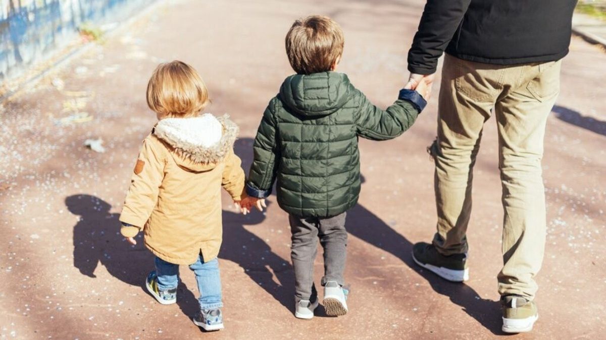 Έκτακτη οικονομική ανάσα για τις οικογένειες: Πότε και πώς θα δοθούν τα 150 ευρώ ανά παιδί