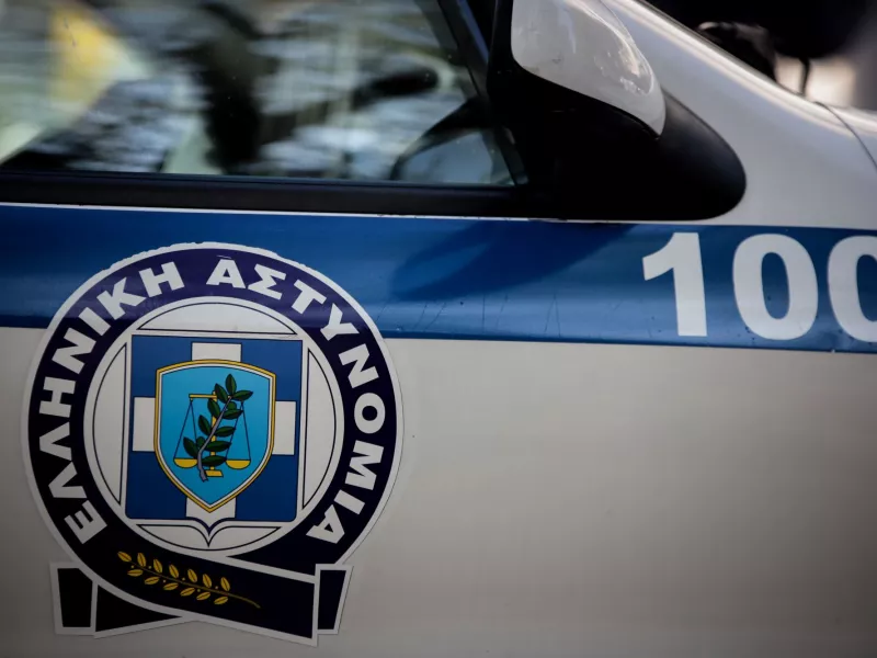 Απίστευτο σκηνικό στον Χολαργό: Προκάλεσε καραμπόλα στη Μεσογείων, τραυμάτισε πεζή και προσπάθησε να διαφύγει με… λεωφορείο!