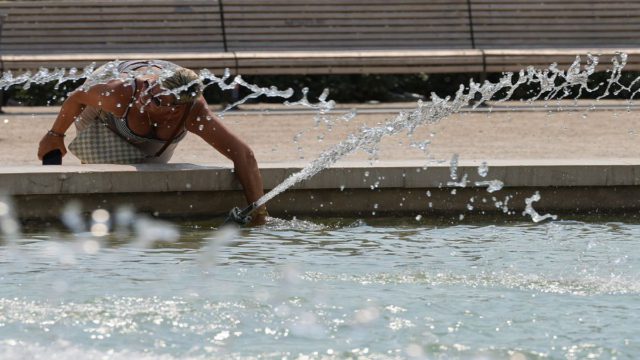 Η Ευρώπη σε πύρινο κλοιό: Ο καύσωνας αφήνει πίσω του νεκρούς – Γέμισαν τα νεκροτομεία στη Γαλλία, σε απόγνωση τα νοσοκομεία