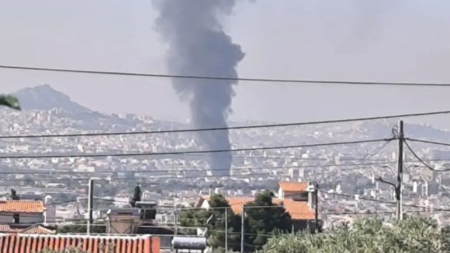 Συναγερμός στο Μενίδι από φωτιά σε επιχείρηση ανταλλακτικών αυτοκινήτων – Πυκνοί καπνοί σκέπασαν περιοχές της Αττικής