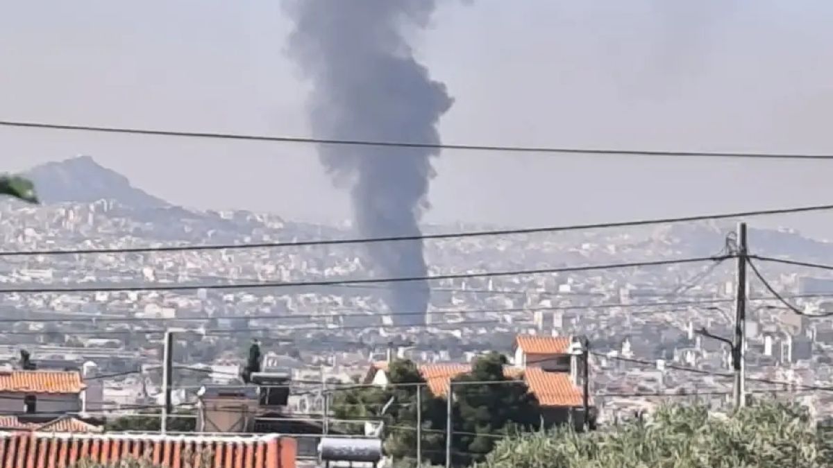 Συναγερμός στο Μενίδι από φωτιά σε επιχείρηση ανταλλακτικών αυτοκινήτων – Πυκνοί καπνοί σκέπασαν περιοχές της Αττικής