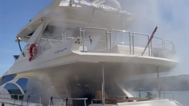 Πυρκαγιά σε πολυτελές σκάφος στην Αμφιλοχία – Ένας τραυματίας, σοκάρει το βίντεο
