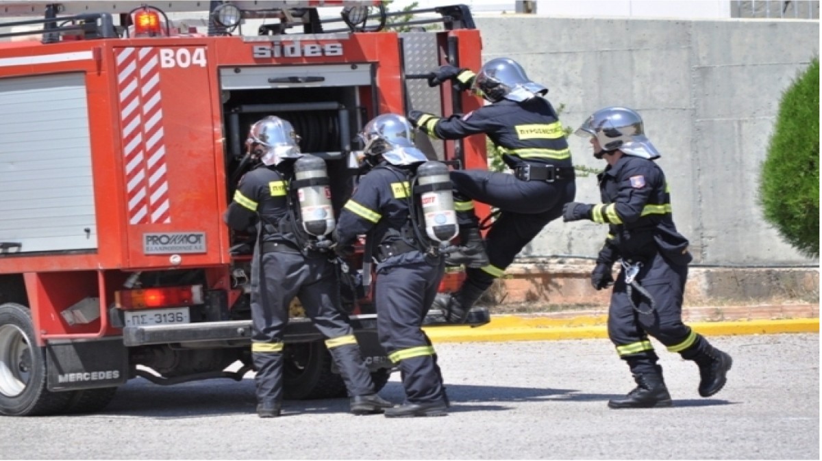 Συναγερμός στο λιμάνι: Πολυτελές γιοτ τυλίχθηκε στις φλόγες στην Αμφιλοχία