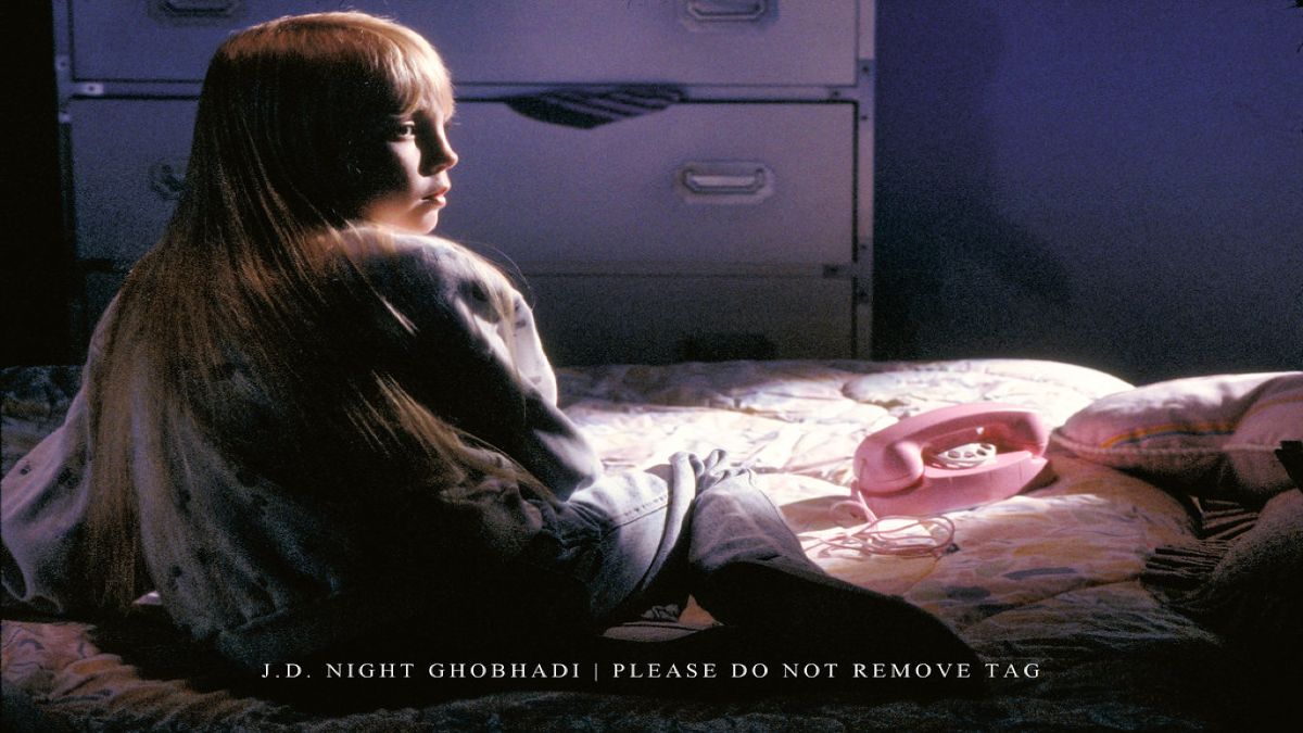 Το Poltergeist συνιστά ένα από τα πιο εμβληματικά έργα του κινηματογραφικού τρόμου και του υπερφυσικού θρίλερ, το οποίο εγκαινιάστηκε το 1982 και καθιερώθηκε ως σημείο αναφοράς στο είδος.