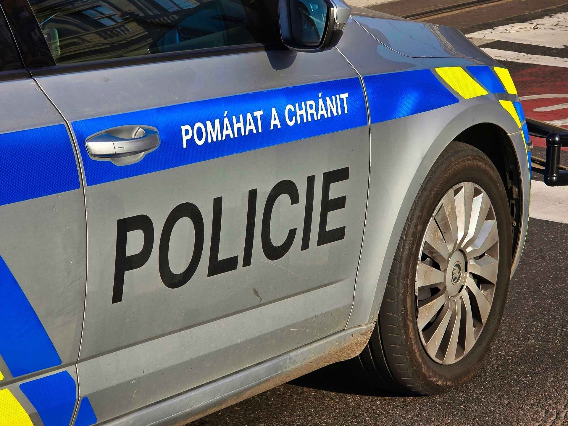 Μια αδιανόητη οικογενειακή τραγωδία έρχεται στο φως: Η δικαιοσύνη στην Τσεχία καταδίκασε τον 16χρονο που κακοποιούσε συστηματικά τη 12χρονη αδελφή του μέσα στο ίδιο τους το σπίτι.