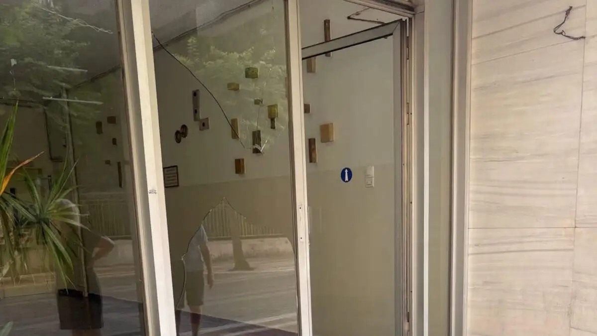 Σοκ προκαλεί η άγρια επίθεση εναντίον γυναίκας στο κέντρο της πόλης, με το Αγρίνιο να γίνεται μάρτυρας ενός ακόμη σοβαρού περιστατικού ενδοοικογενειακής βίας.
