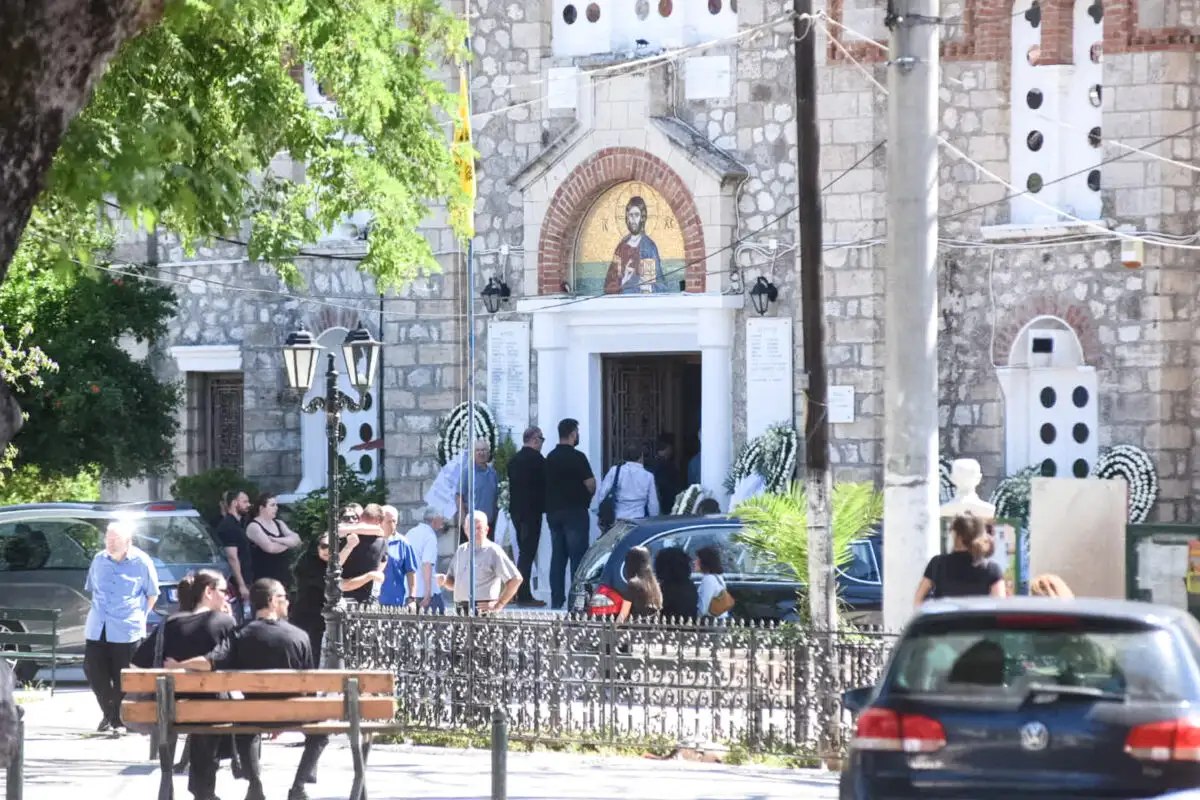 Σκηνές αρχαίας τραγωδίας στην κηδεία της μητέρας και του γιου που δολοφονήθηκαν άγρια, με την τοπική κοινωνία στο Αίγιο να παραμένει συγκλονισμένη από το διπλό έγκλημα.